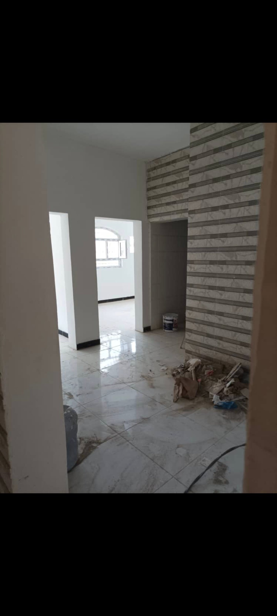 عمارة للبيع متكونة من ٣ شقق للبيع تشطيب سوبر لوكس عدن قريب من الحرم الجامعي (الشعب)