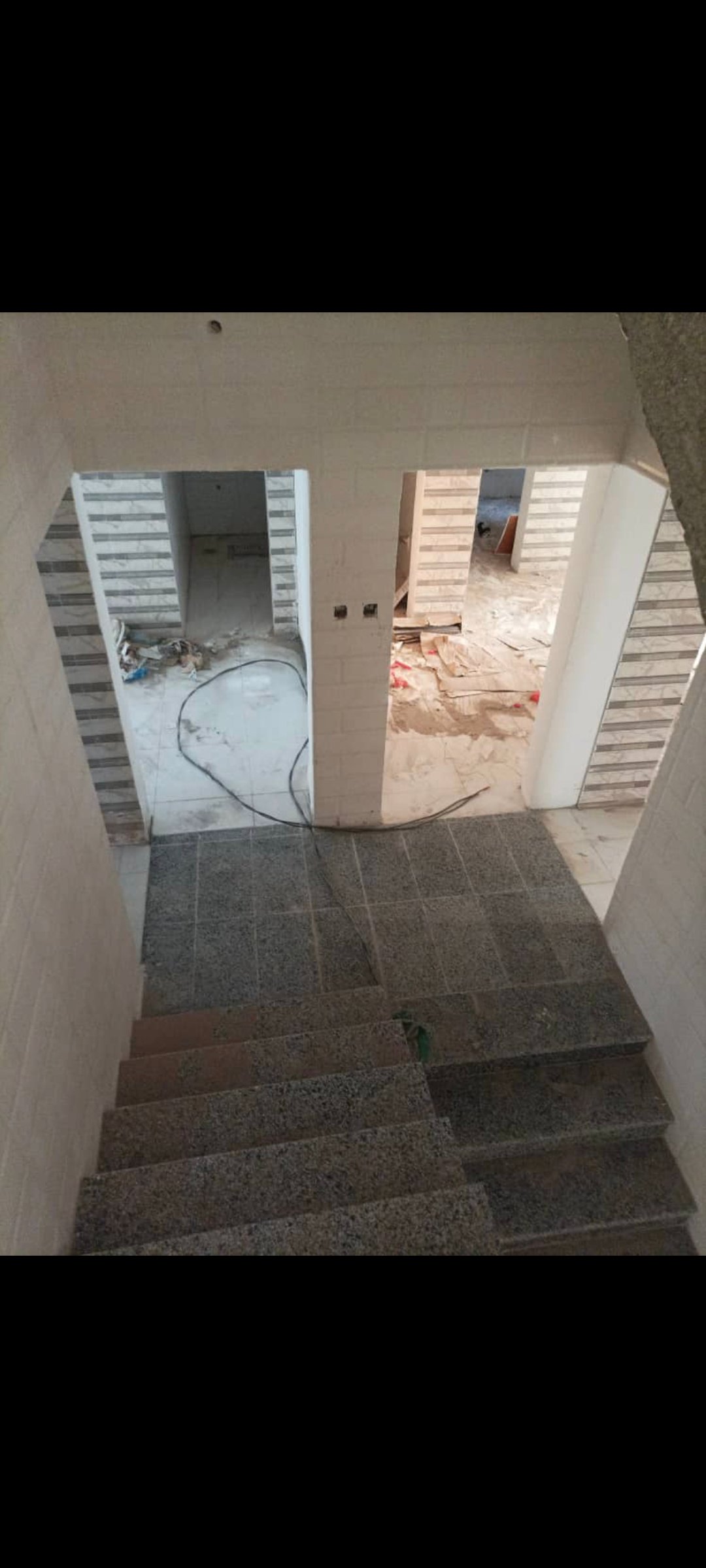 عمارة للبيع متكونة من ٣ شقق للبيع تشطيب سوبر لوكس عدن قريب من الحرم الجامعي (الشعب)